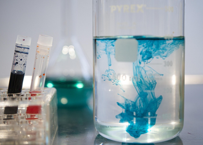 Microscopio y estudiante - clases de ciencias